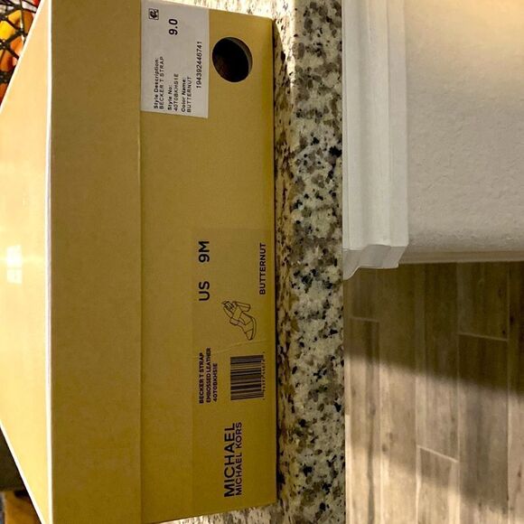 New Authentic Michael Michael Kors Becker T Strap Sandals - Picture 2 of 5